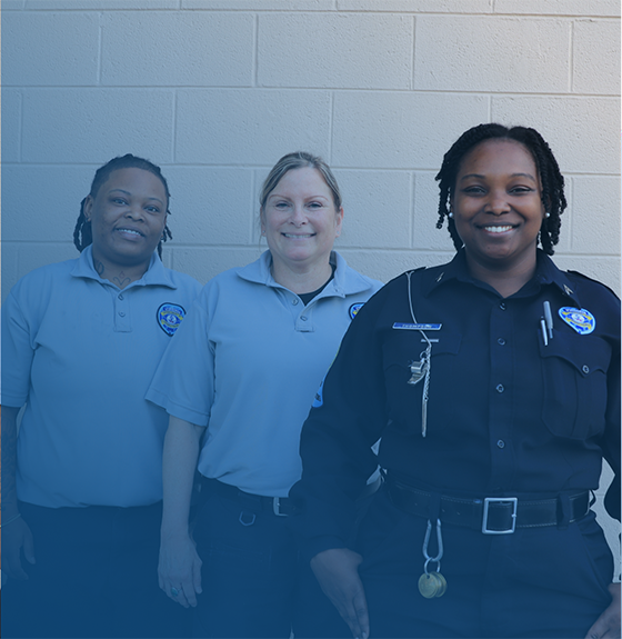 اثنان من المتدربين على العمل كضباط إصلاحيات في إدارة السجون بولاية فرجينيا (VADOC) وضاب