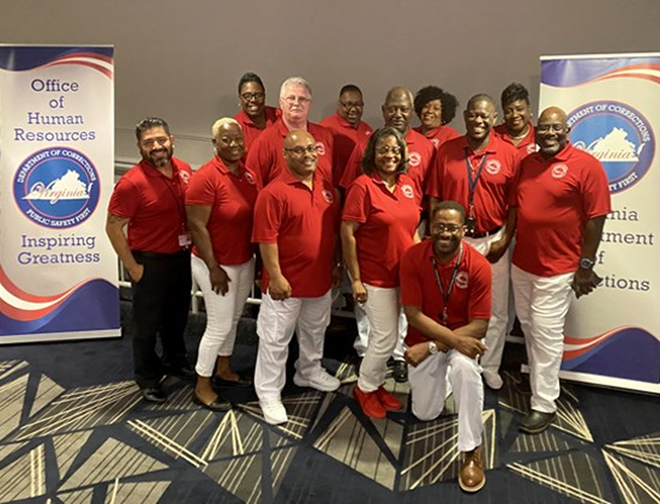 صورة جماعية لفريق الموارد البشرية في VADOC